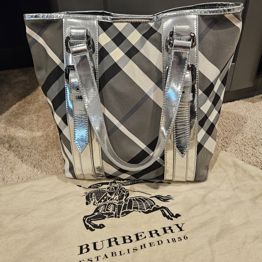 Burberry Silver Beat Check Nylon Victoria Totr - Picture 2 of 6